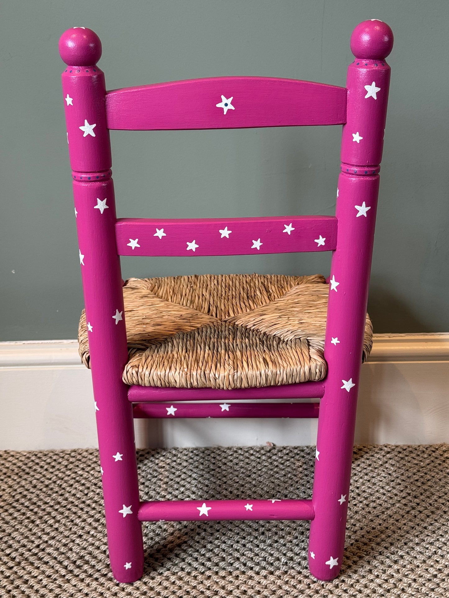 Hand-painted Ellie children's chair with star design and personalised name — unique children's furniture gift by Mimi & Mots 